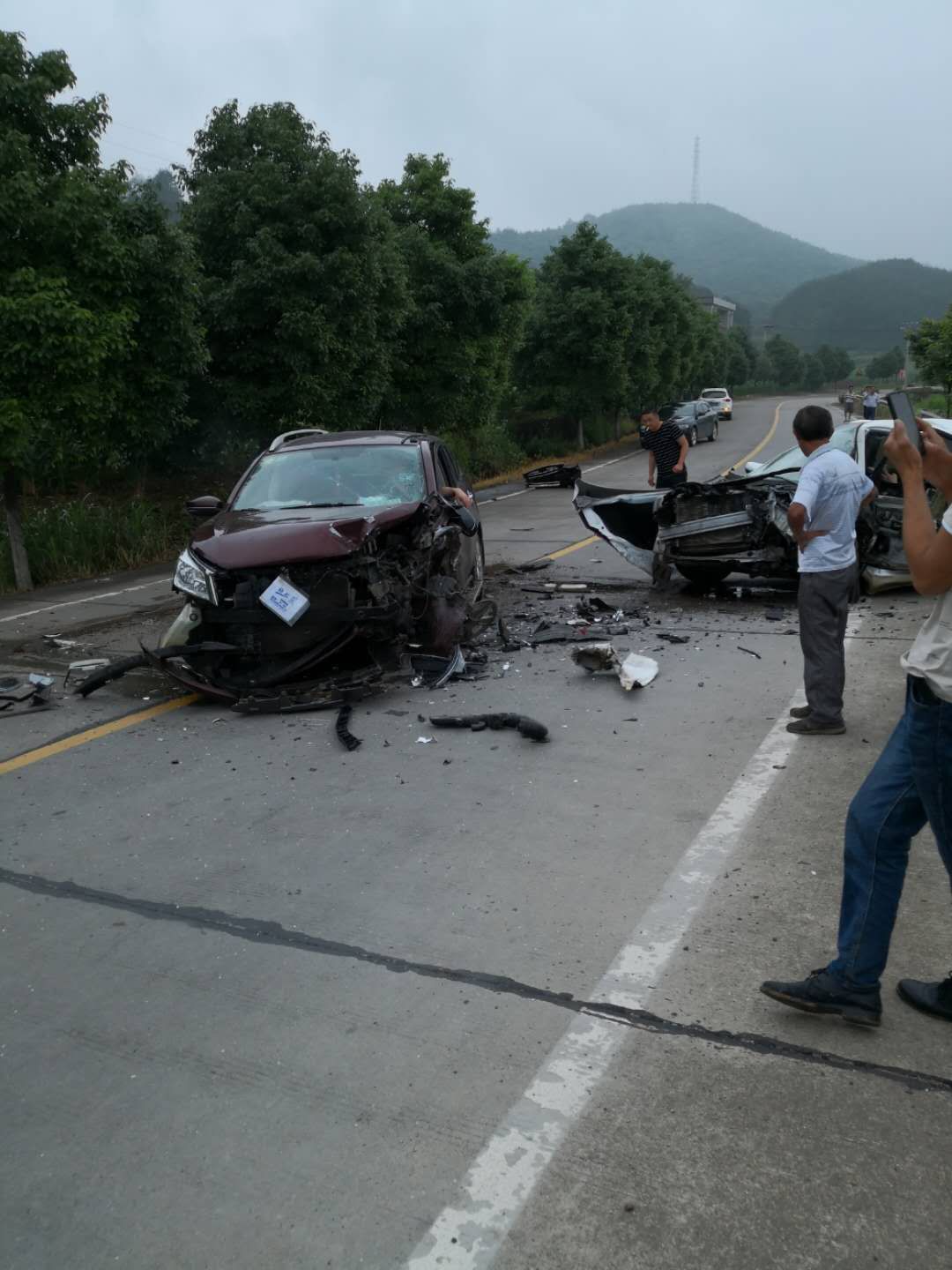 邵陽這裡發生一起車禍,車身嚴重撞毀,司機被困