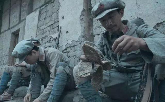 八路军为何宁愿穿草鞋,也不穿缴获的日军牛皮靴?原因很心酸