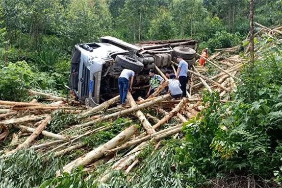 漳州一司机途中翻车,直升机12分钟送到漳州急救