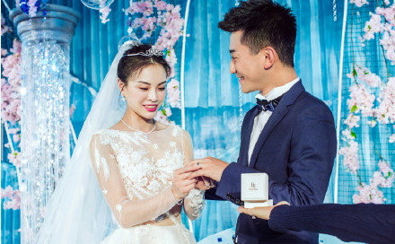 张培萌与张漠寒今天结婚啦婚礼现场跑道别具一格寓意深