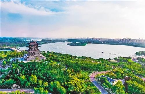 经过生态治理,唐山南湖公园风景秀美,成为市民休闲娱乐的好去处.
