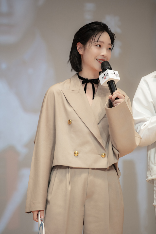 何杜娟亮相白玉兰天目危机展映会角色暗藏玄机惊喜不断