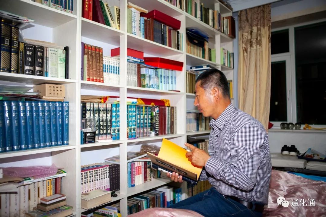 作为一名新型职业农民,房利军特别喜欢读书,他家里的