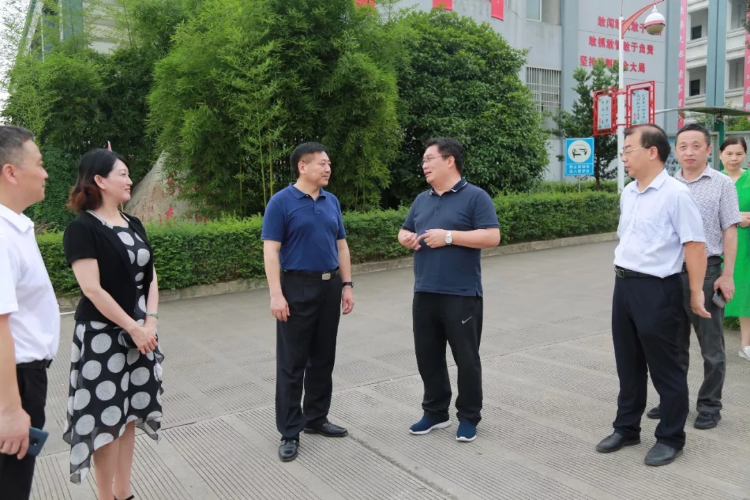 书记饶清华,县委常委,宣传部长戈竹武,副县长王芳,县委办主任严志平