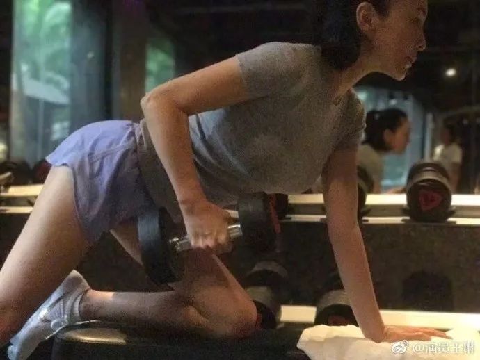 49岁的女人能有多性感?_牛莉