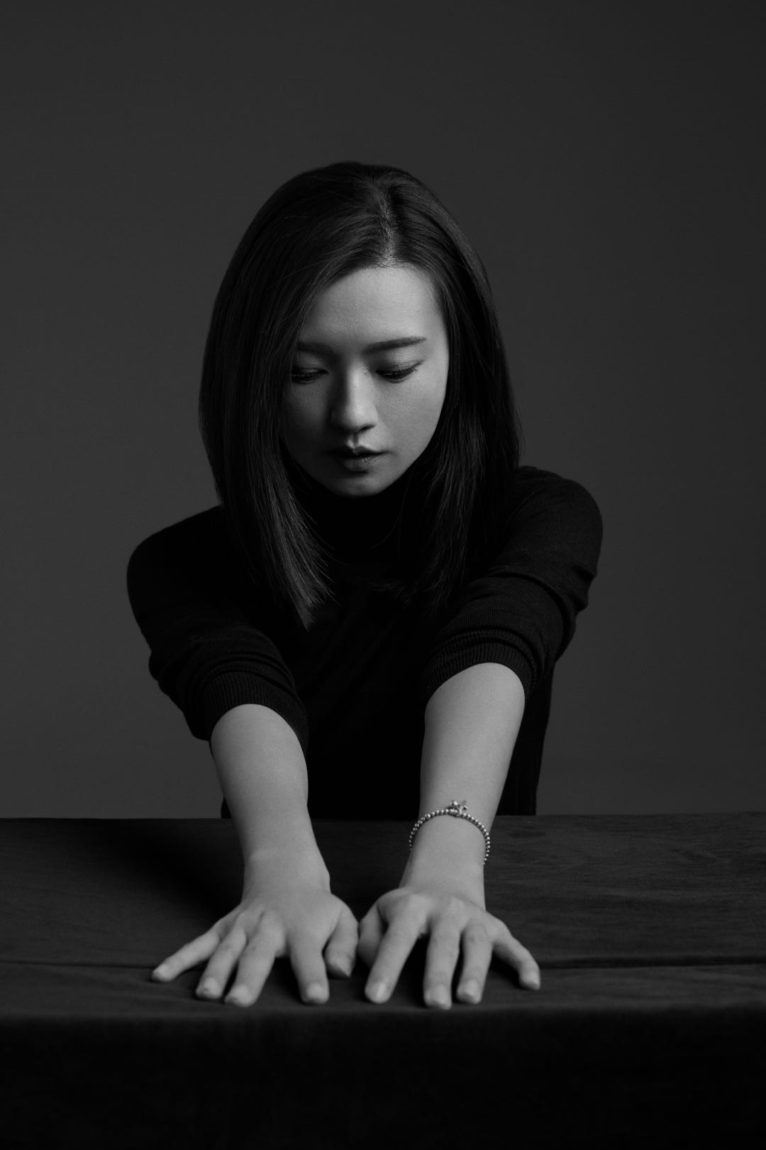 在摒弃繁杂的画面里,傅晶表现出最纯粹而真实的自我,画面安静而又充满