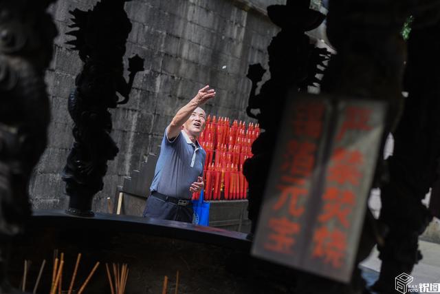 原创游客假日在景区扔硬币祈福老外直言看不懂