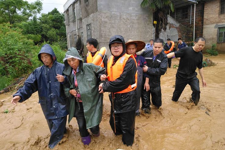 我市多地遭洪水围困民警紧急奔赴一线救援现场惊心动魄