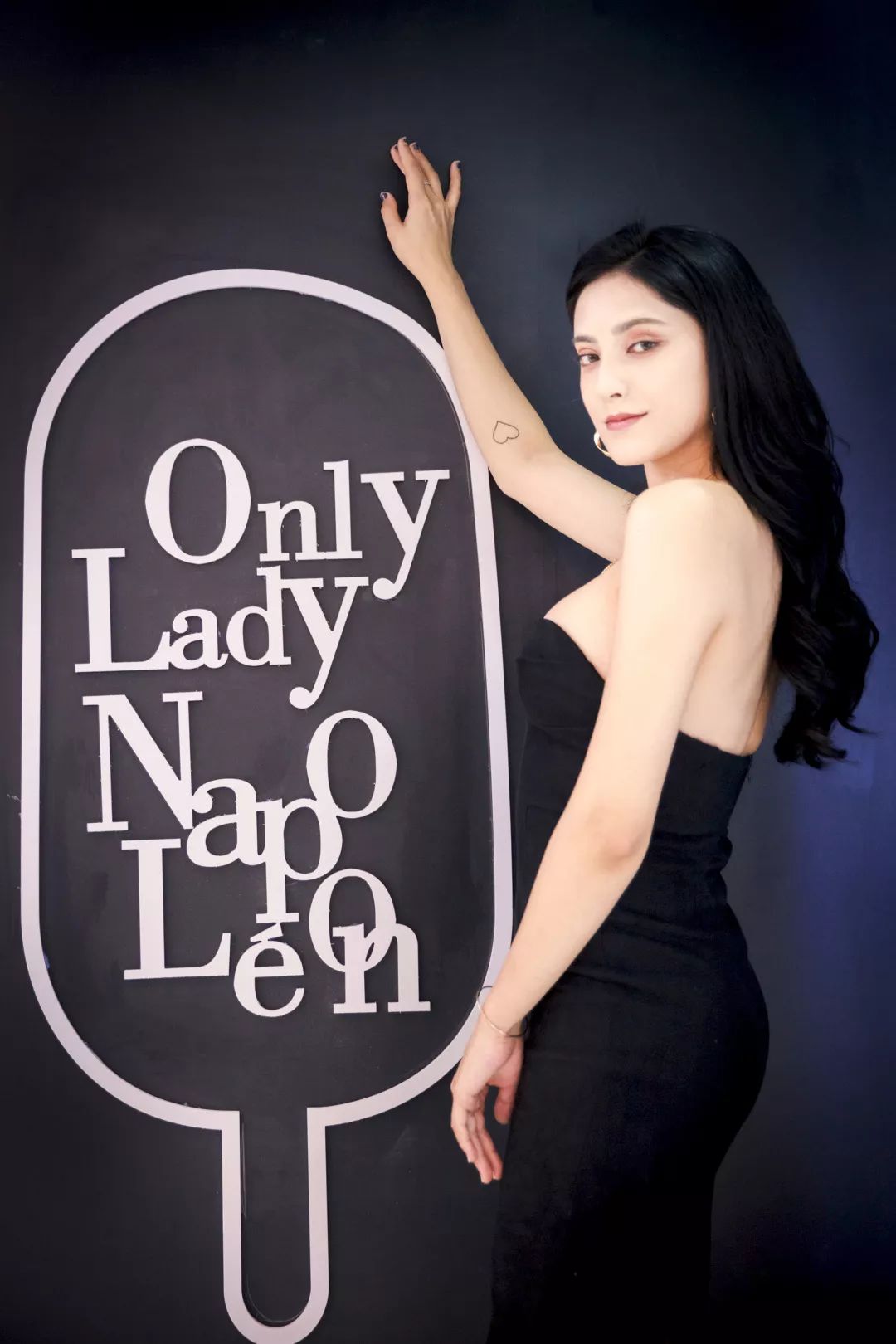 不仅如此以《创造101》走红的歌手模特热依娜在6月1日当天亲临现场