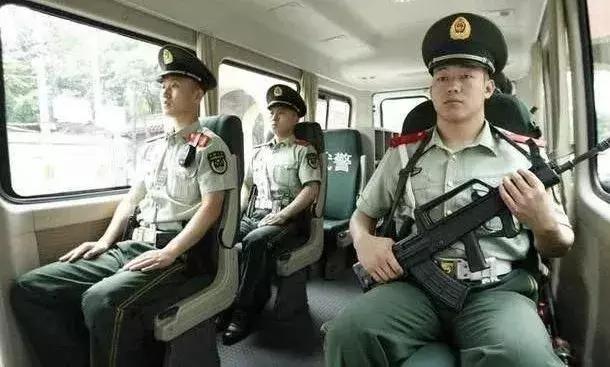 押运高考试卷81、95荷枪实弹!怎么押运人民币只有霰弹枪?-搜狐大视野-搜狐新闻