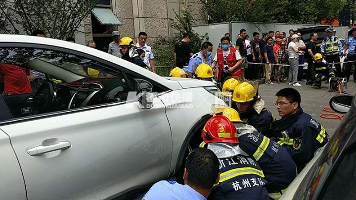 中午杭州一小学门口突发车祸电瓶车上的爷孙俩一起压进车底