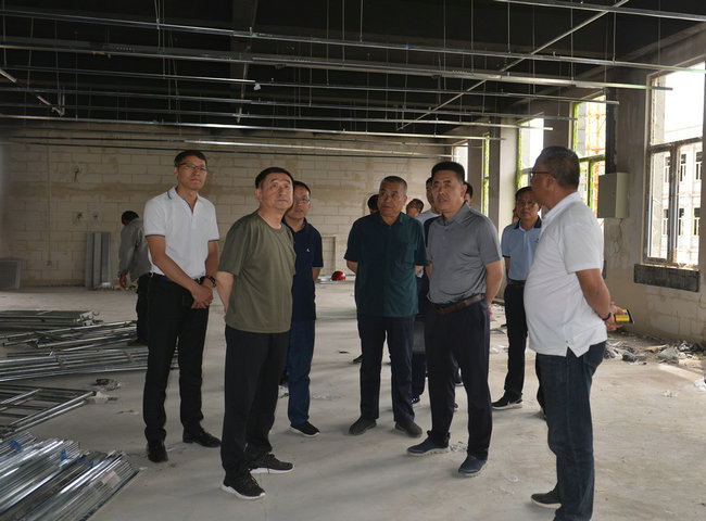 6月5日上午,县领导王建江,刘川楠,刘世清,张建明,安洪涛先后深入扶贫