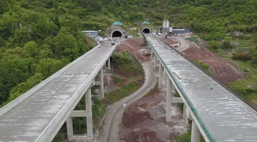它起于钱江通道南接线与杭甬高速相交的齐贤枢纽,向南经过绍兴市柯桥