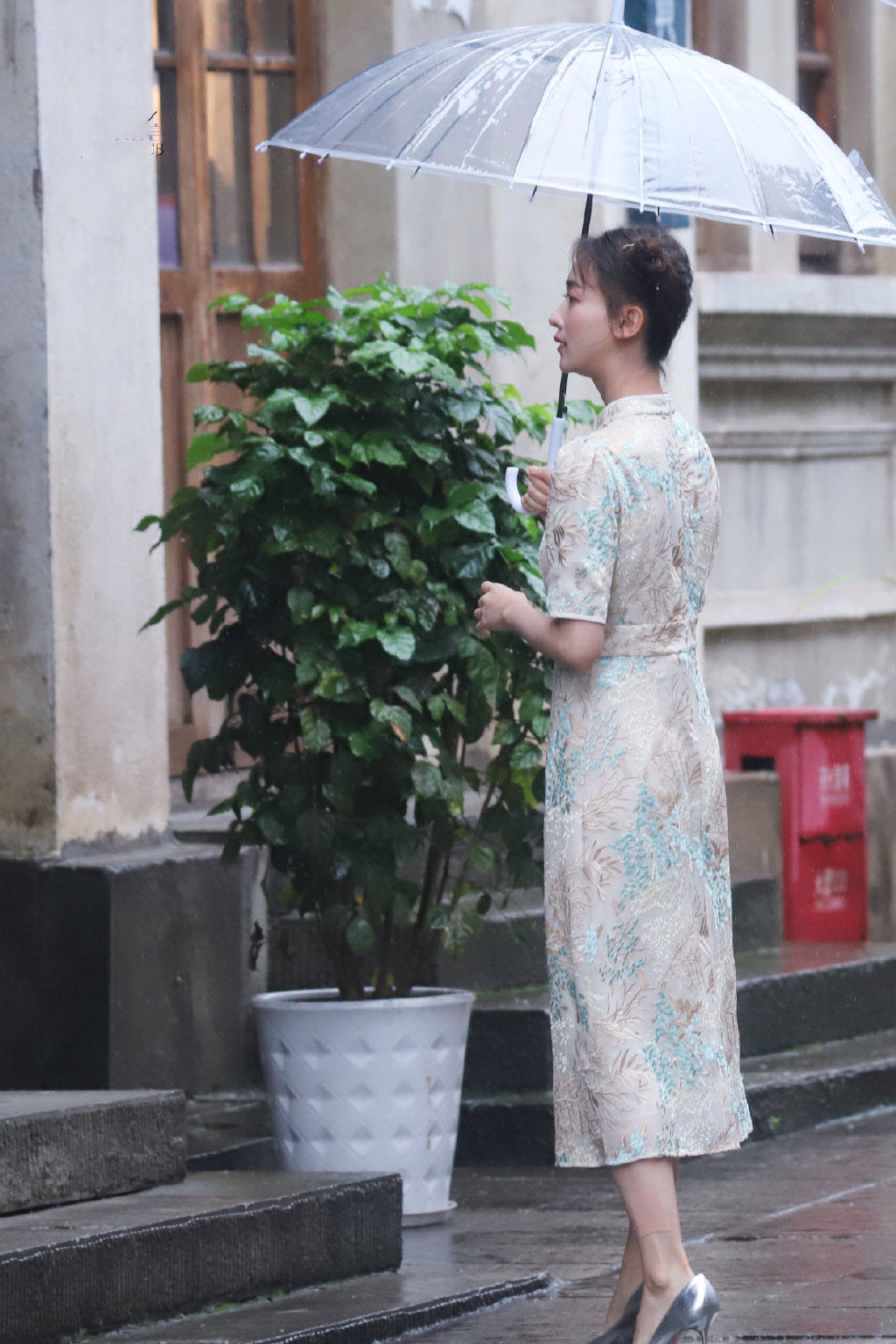 吴谨言又惊艳了穿旗袍清纯又甜美扎两个丸子可爱又俏皮