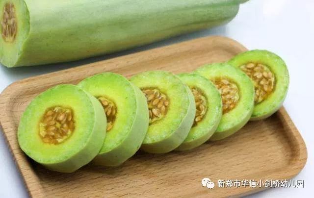 晚餐:盐水大虾,青瓜炒蛋,葱花饼,绿豆百合粥午点:火龙果,牛角蜜