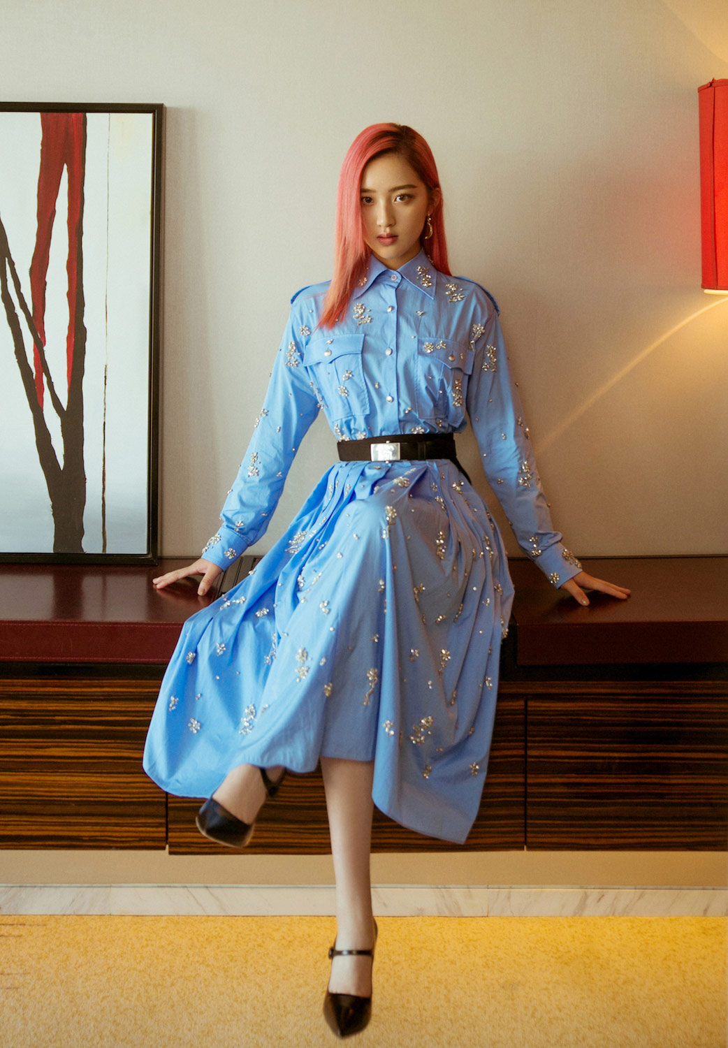 邓恩熙受邀出席品牌时装秀粉发惹眼气质清新浪漫