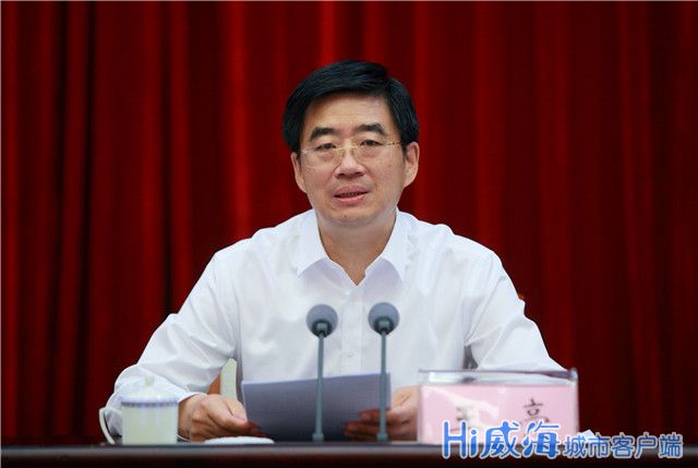 王亮主持会议时强调,要把"严"的标准立起来,廉政建设,安全生产,"六稳"