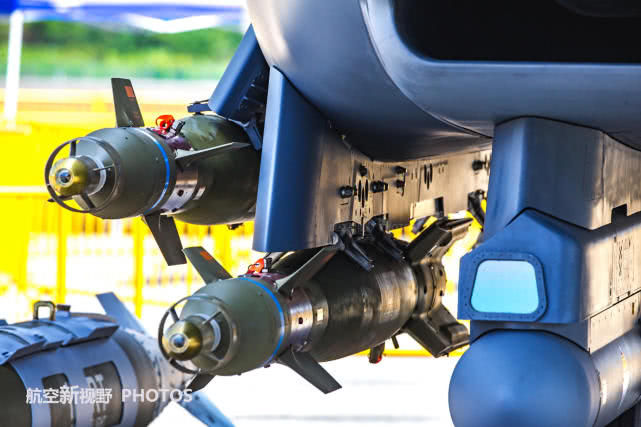 图片为f-15sg战机挂6枚gbu-54和两枚空空导弹的全景.