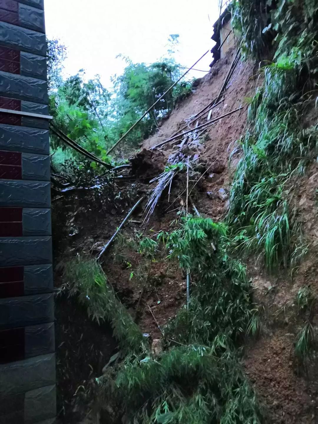 贛州緊急啟動防汛三級應急響應暴雨還要繼續請記住這些身影