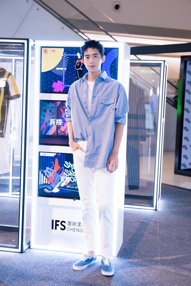 梁靖康亮相prada上海时装秀影视时尚双开花