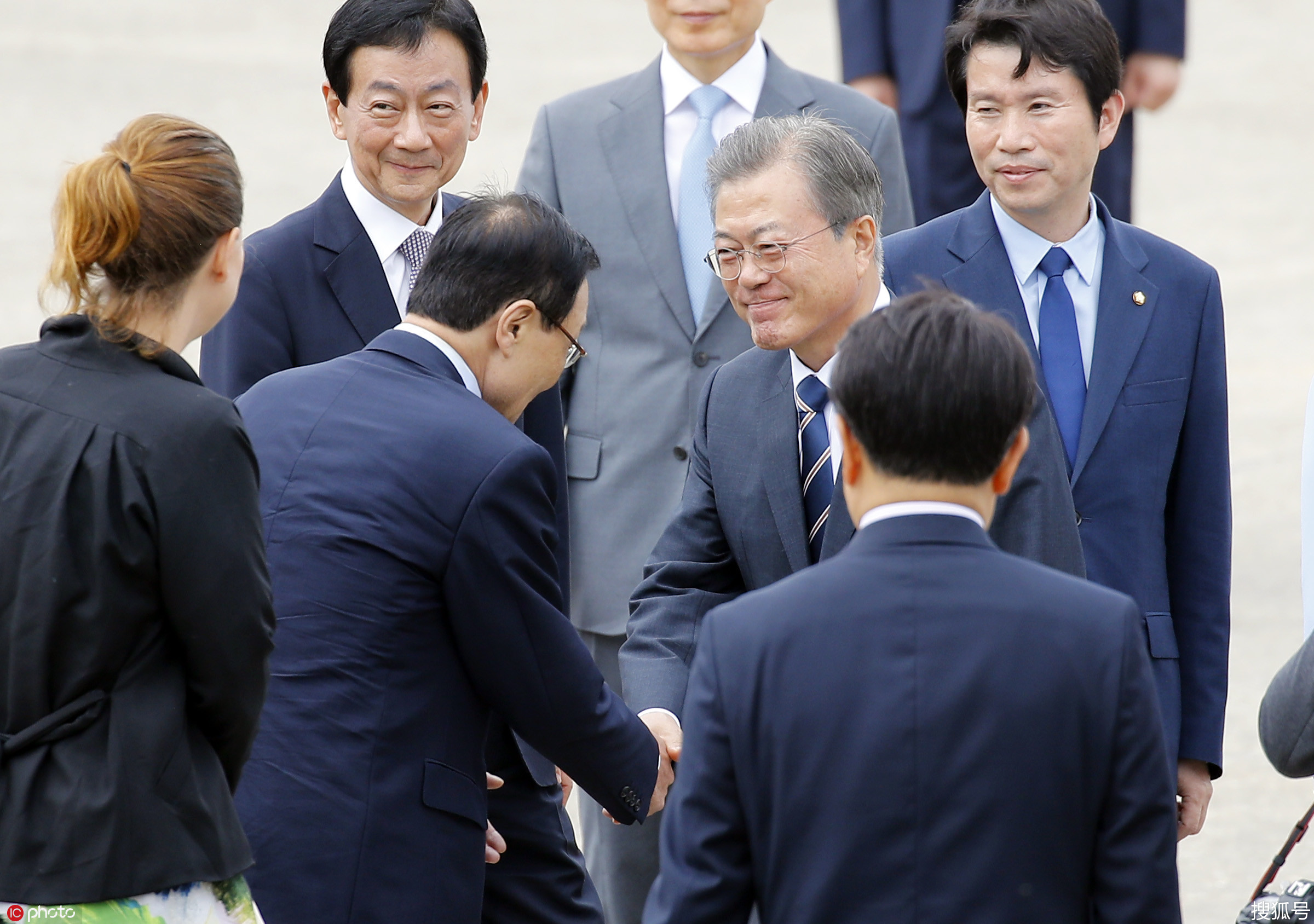 中日韩三国峰会昨天拍摄的韩国总统文在寅