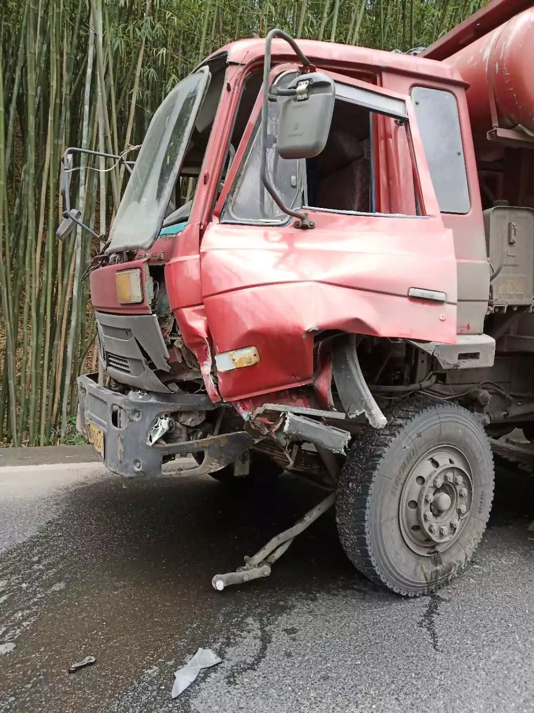 大貨車車頭受損嚴重,可見現場十分慘烈.