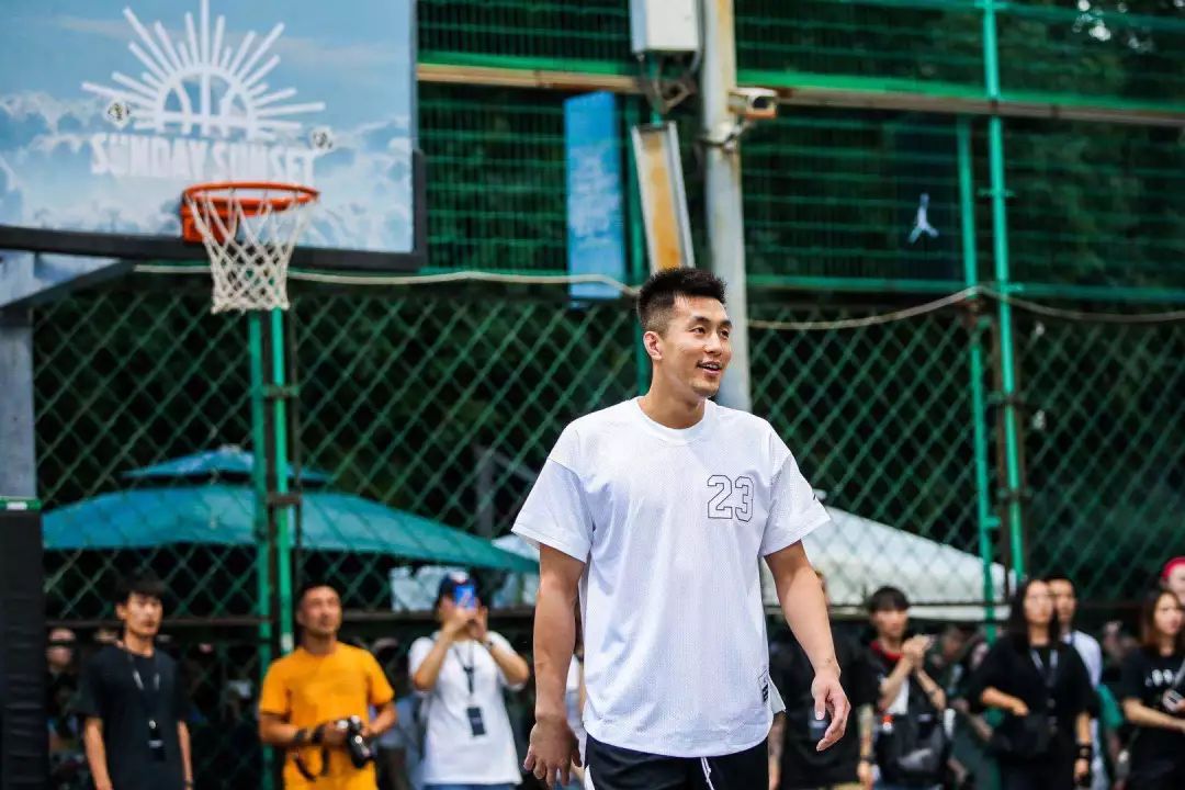 日落东单赛程过半大侄子郭艾伦亲自上阵支持