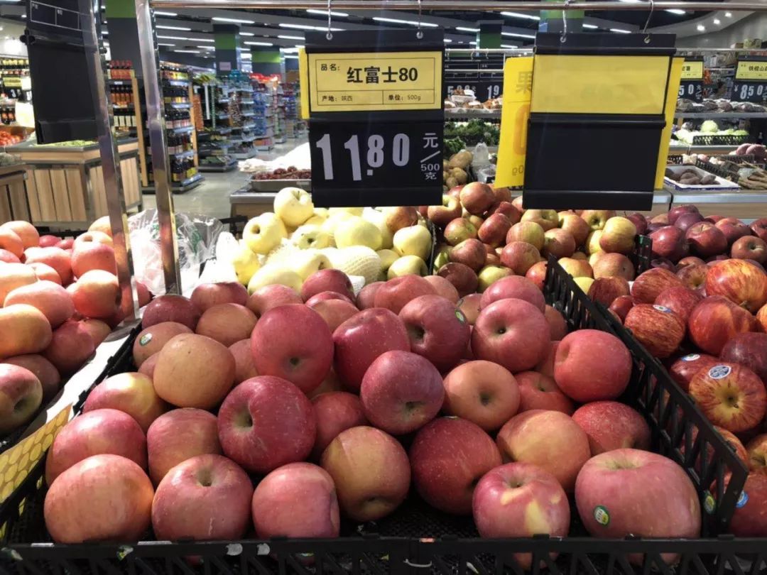 放眼望去苹果的价格记者在上虞市区的各大水果店,超市兜了一圈今年