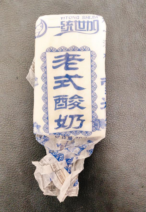 老式酸奶雪糕第一次吃到鸡蛋脆筒 黑曲奇脆筒的双层脆筒冰淇淋,真的超