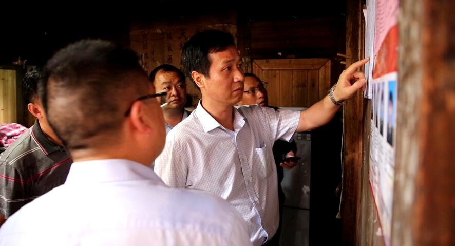 6月9日,县委副书记,县长王春雷深入罗里乡樟溪村调研指导农村老旧房屋