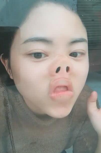 为了证明自己没整过容,她用脸贴着玻璃.