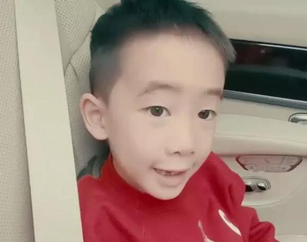 应采儿接儿子放学小小春长大了网友确定不是陈小春童年照