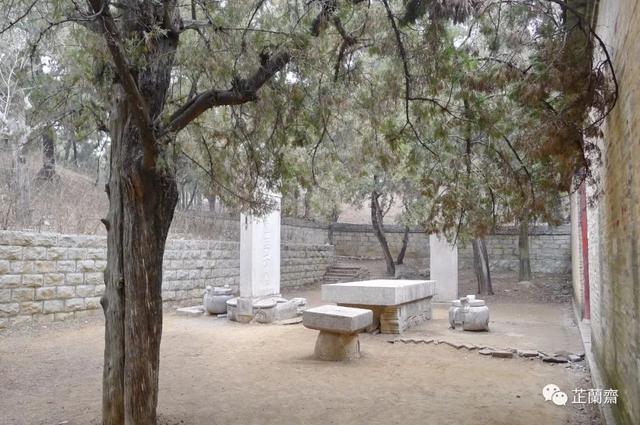 孟子墓前情形孟林下行几百米有一小村庄,街上有不少的标语都与孟子有