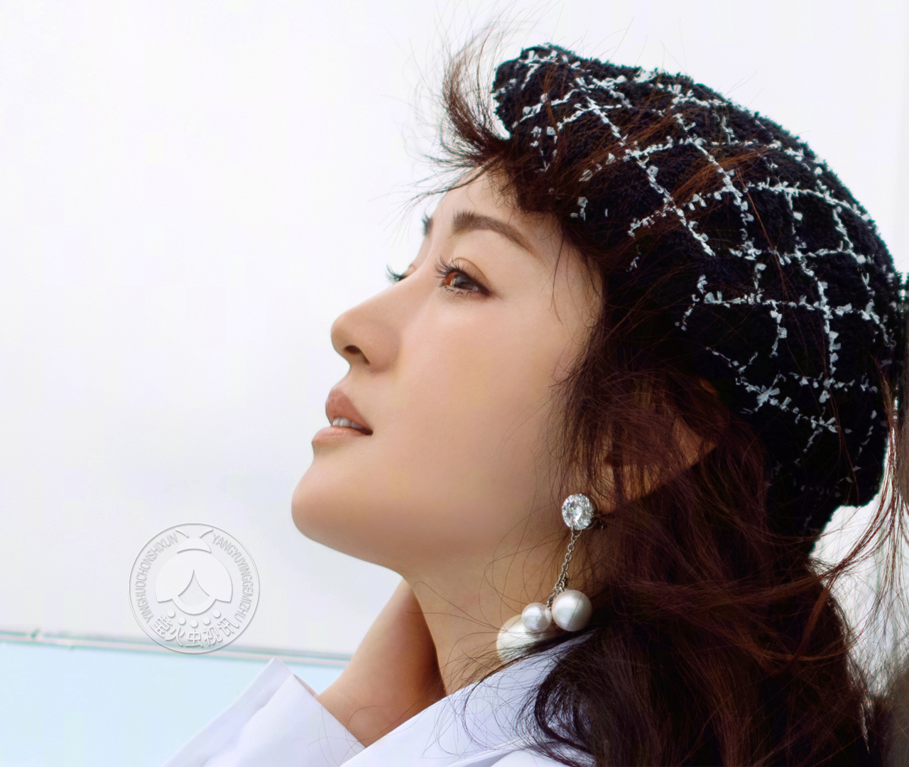 一组杨钰莹近期侧颜照,神与形的浑然天成,美炸了