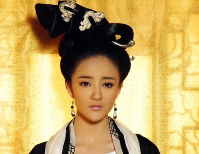 21岁成名后,3年打胎2个,引产1个,如今独自一个人带女儿5年了_刘雨欣