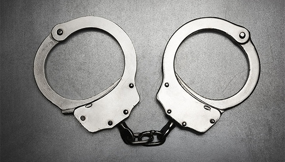 充当黑社会"保护伞",局长会场上被直接带走