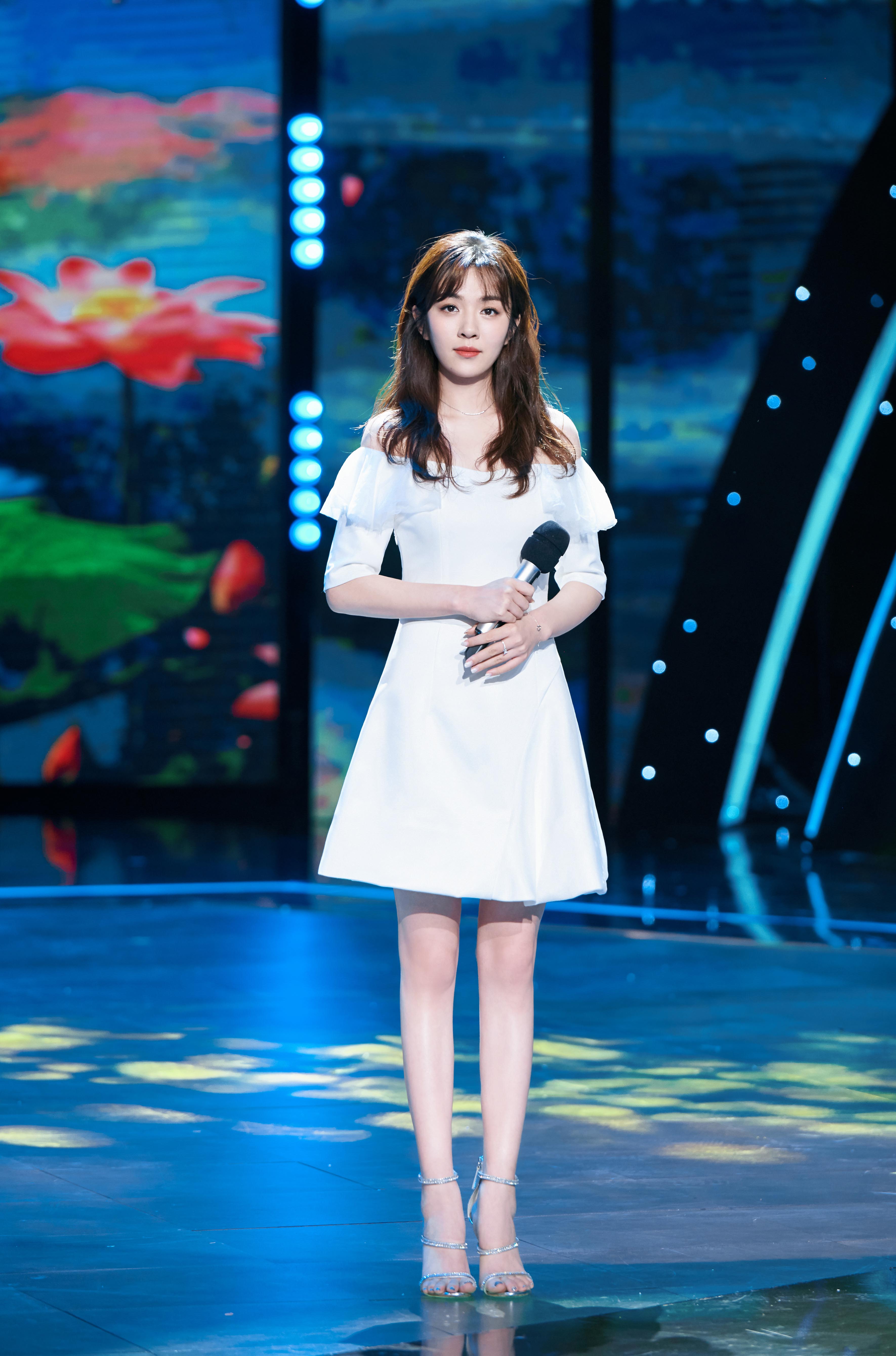 王晓晨亮相央视端午晚会献唱离骚致敬屈原