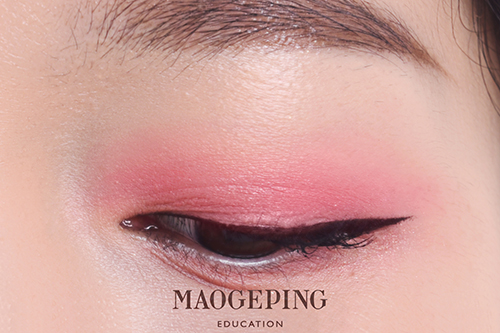 2,接着用浅桃红色眼影在上眼皮靠近睫毛根部的1/2宽度内晕染.