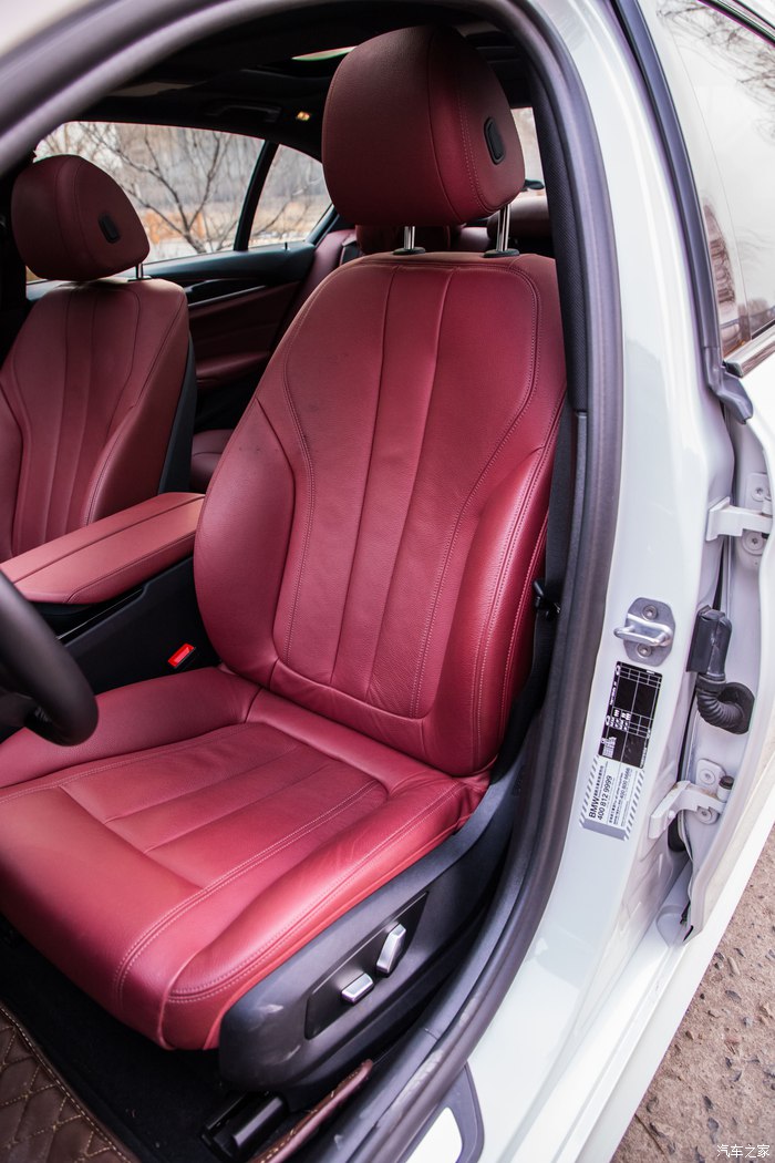 映入眼帘的是这火山红色的内饰,美丑因人而异,至少我是比较喜欢譬如