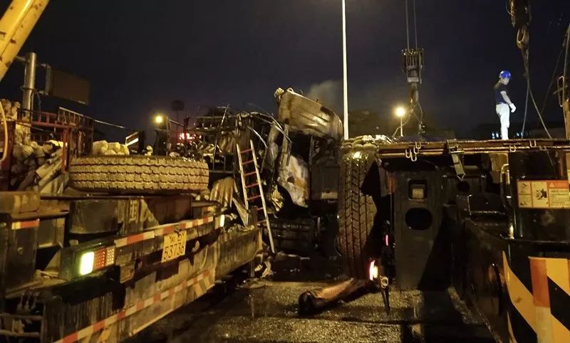 突发厦门两车猛烈追尾起火两人当场身亡现场火光冲天