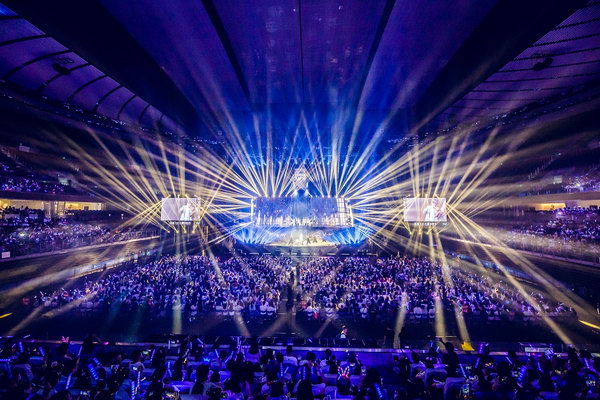 演唱会武汉站在武汉光谷国际网球中心震撼开演,首首金曲全场大合唱