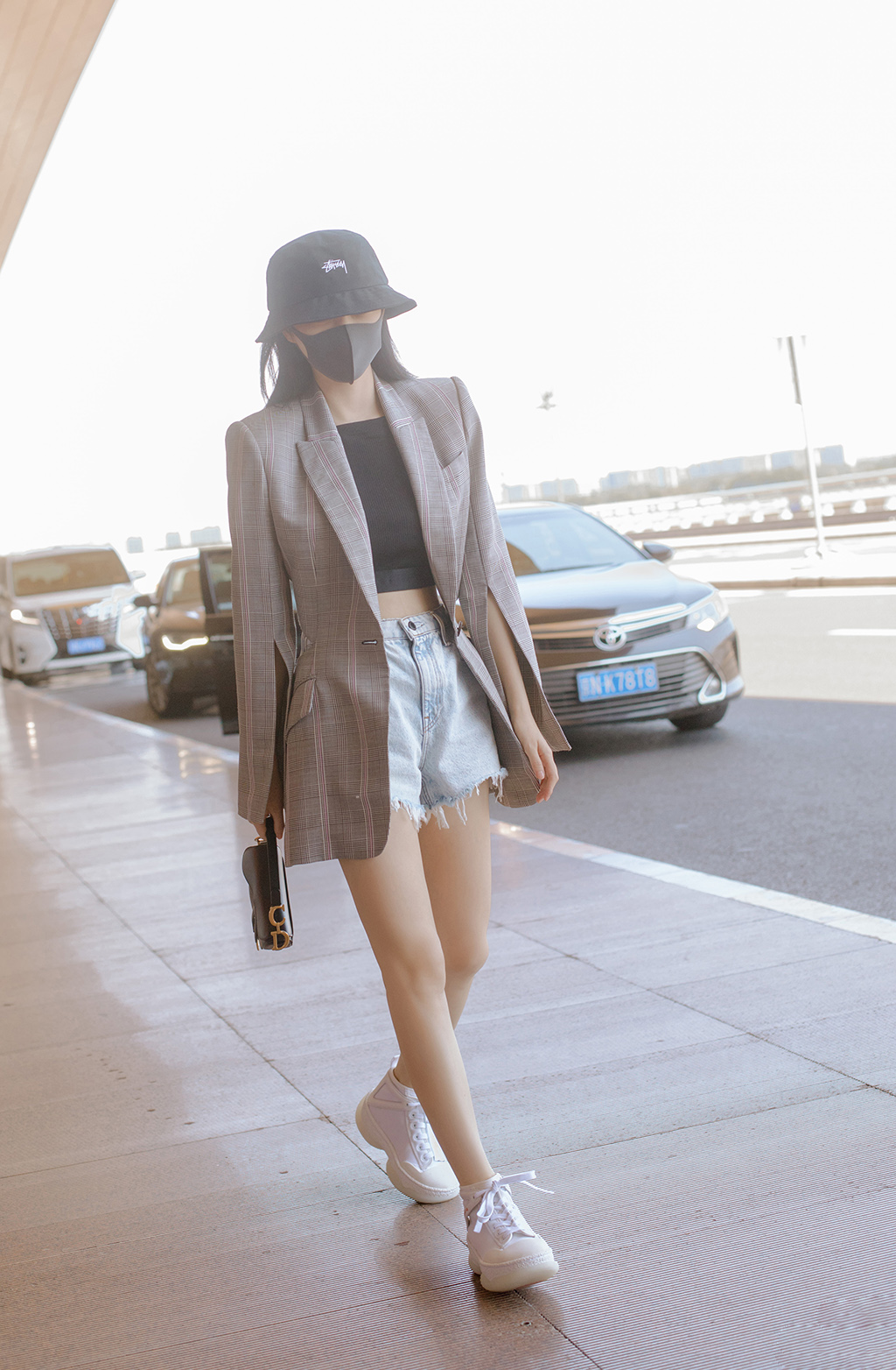 景甜现身机场低调亲切穿露腹装配热裤大秀蛮腰与美腿