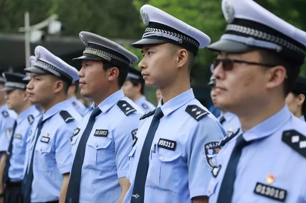 践行新使命忠诚保大庆一场特殊的升旗仪式让警二代们铭记