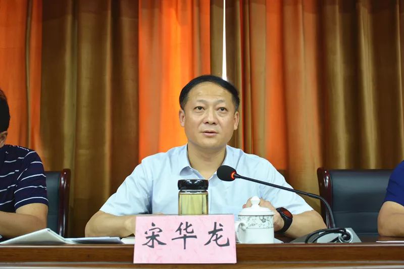 召开党委理论学习中心组学习扩大会暨真抓实干马上就办专题研讨会