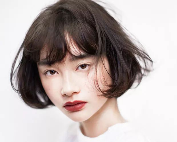 稍微长一点到齐肩的发型,修饰脸型,秒变瓜子脸,显得成熟可爱.