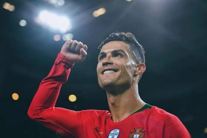 c罗霸气捧杯帅图