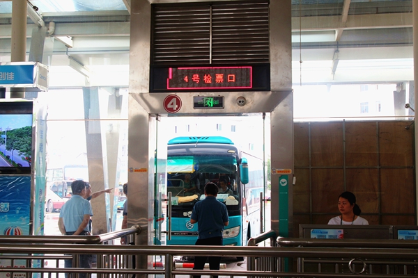 带领执法检查组对潮州市粤运公司池湖客运分公司进行检查,检查组一行