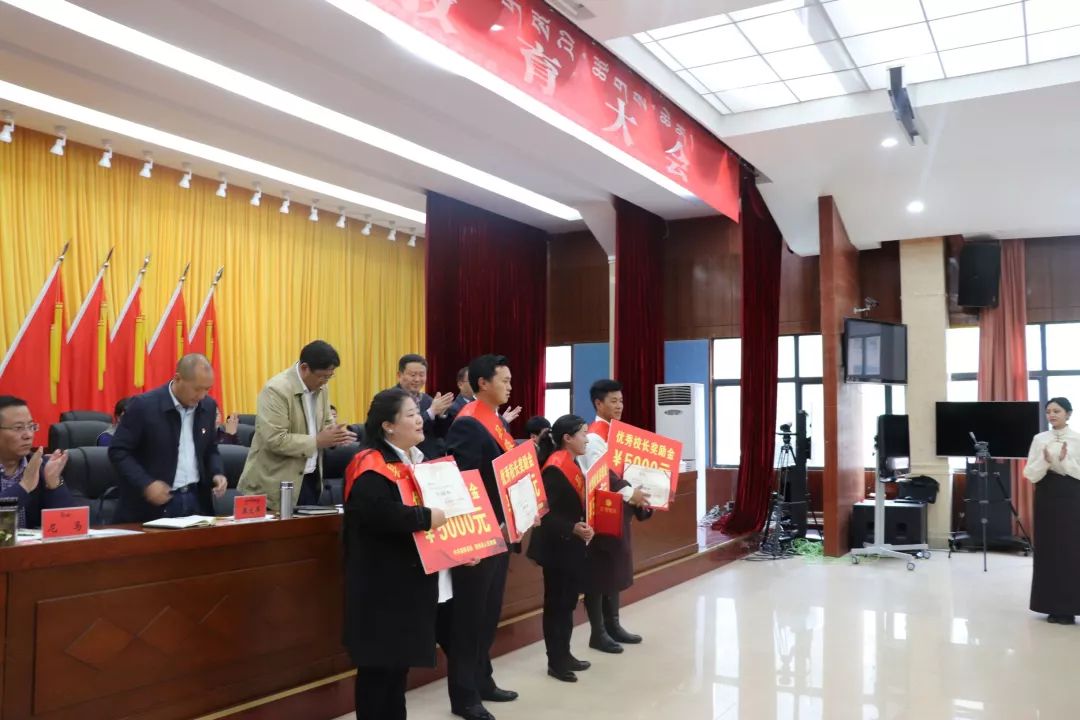县人民政府县长黄杰同志代表县政府分别与马尼干戈镇政府,县教育和