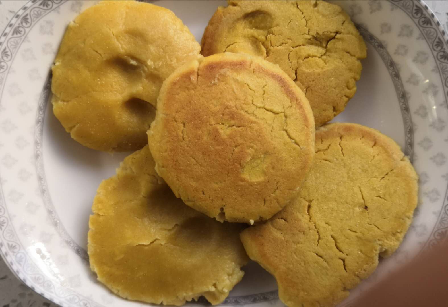 炕玉米饼八十年代以前人们经常吃现在却成了餐桌上的稀罕物