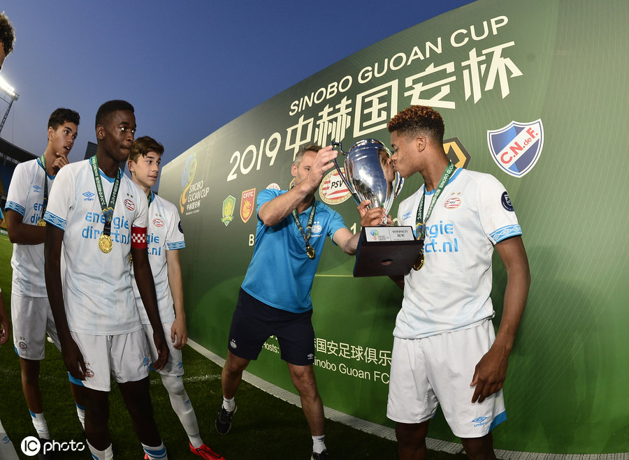 埃因霍温获得中赫国安杯冠军队员开心捧杯收获25万欧奖金